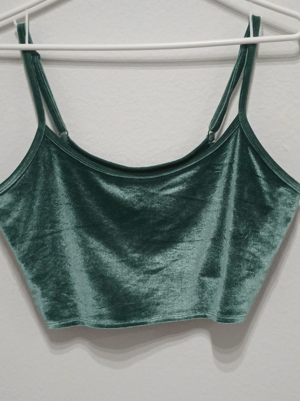 VS PINK FOREST GREEN ULTIMATE CROP VELVET TOP